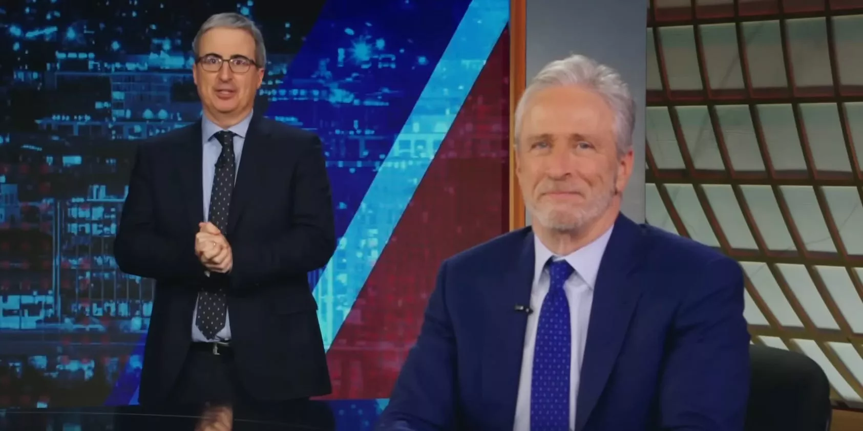 John Oliver interrumpe el monólogo de Jon Stewart para darle la bienvenida a América en su 'era de la monarquía'