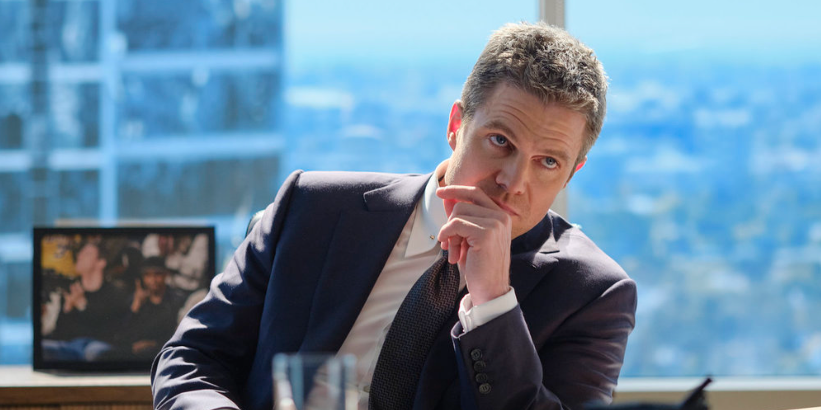 'Suits LA' comienza con un giro para el personaje de Stephen Amell, Ted Black