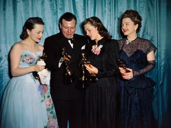 Olivia De Haviland, Harold Russell, Cathy O'Donnell y Ann Baxter en los Premios de la Academia de 1947