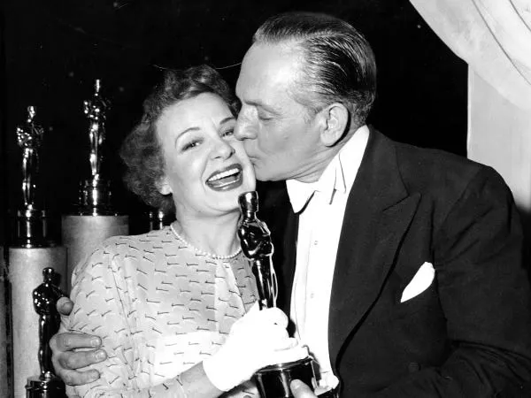 Shirley Booth en los Oscars de 1952 con Fredric March