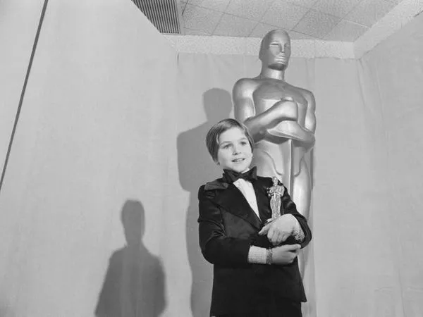 Tatum O'Neal con el Oscar que ganó por trabajar junto a su padre en la película Paper Moon