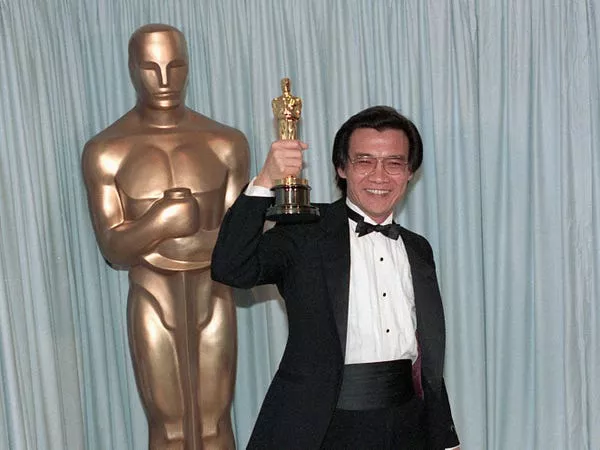 Haing S. Ngor con su Oscar al mejor actor de reparto en 1985