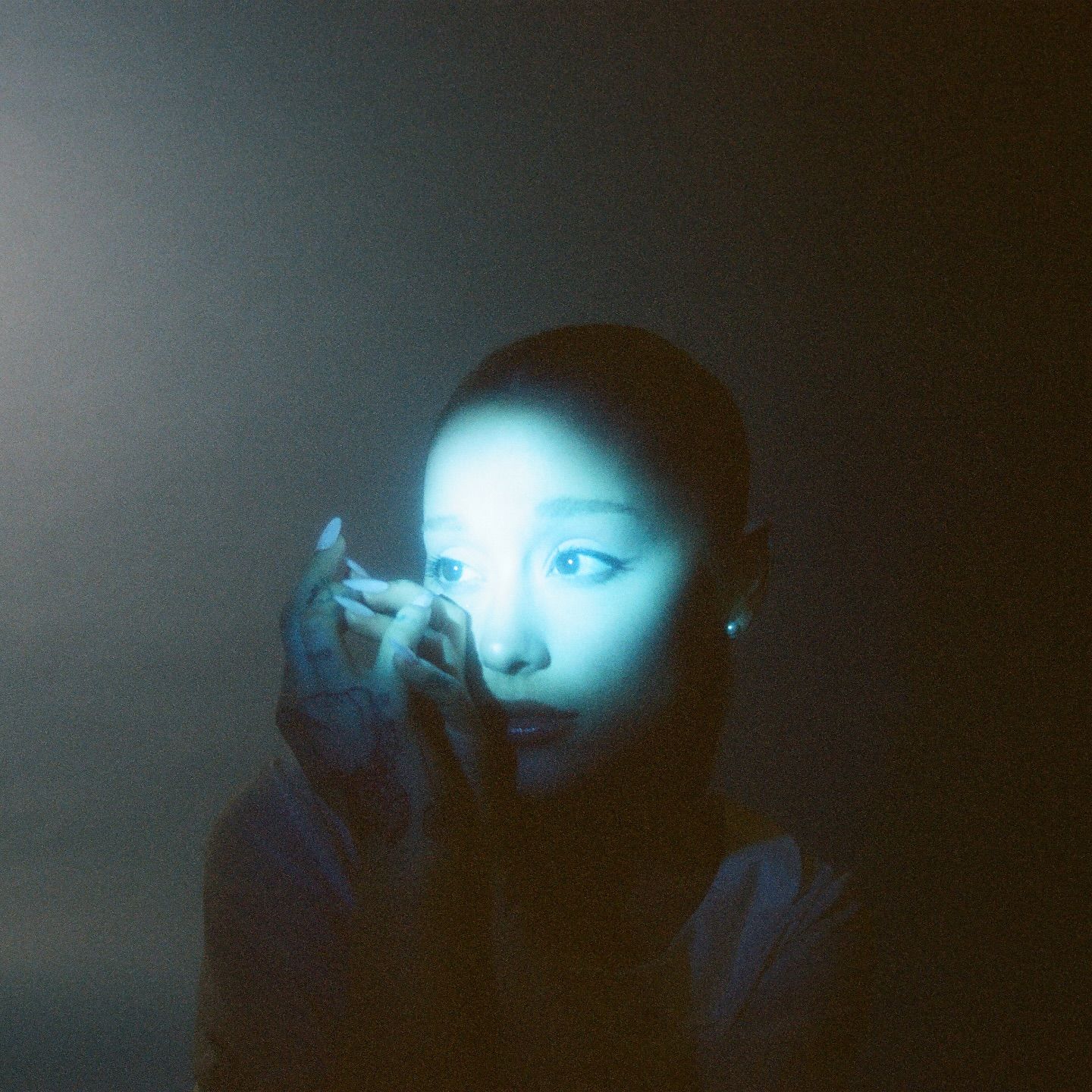 Ariana Grande Lanza Nuevos Títulos de Canciones para el Álbum Deluxe