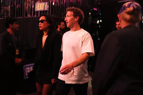 Priscilla Chan y Mark Zuckerberg asistieron al evento UFC 300 en 2024.