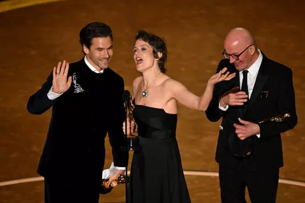 Clement Ducol, Camille y Jacques Audiard en los Oscar 2025