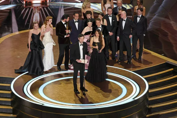 El elenco y equipo de 'Anora' en los Oscar 2025