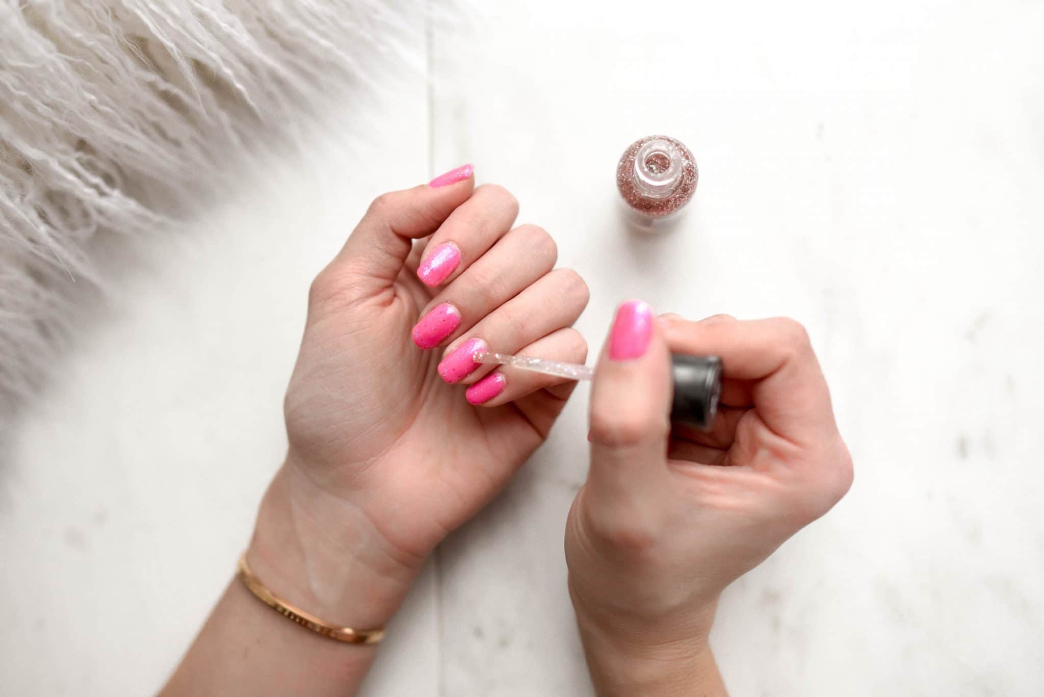 ¿Deberías dejar que una amiga practique hacerte las uñas en casa?