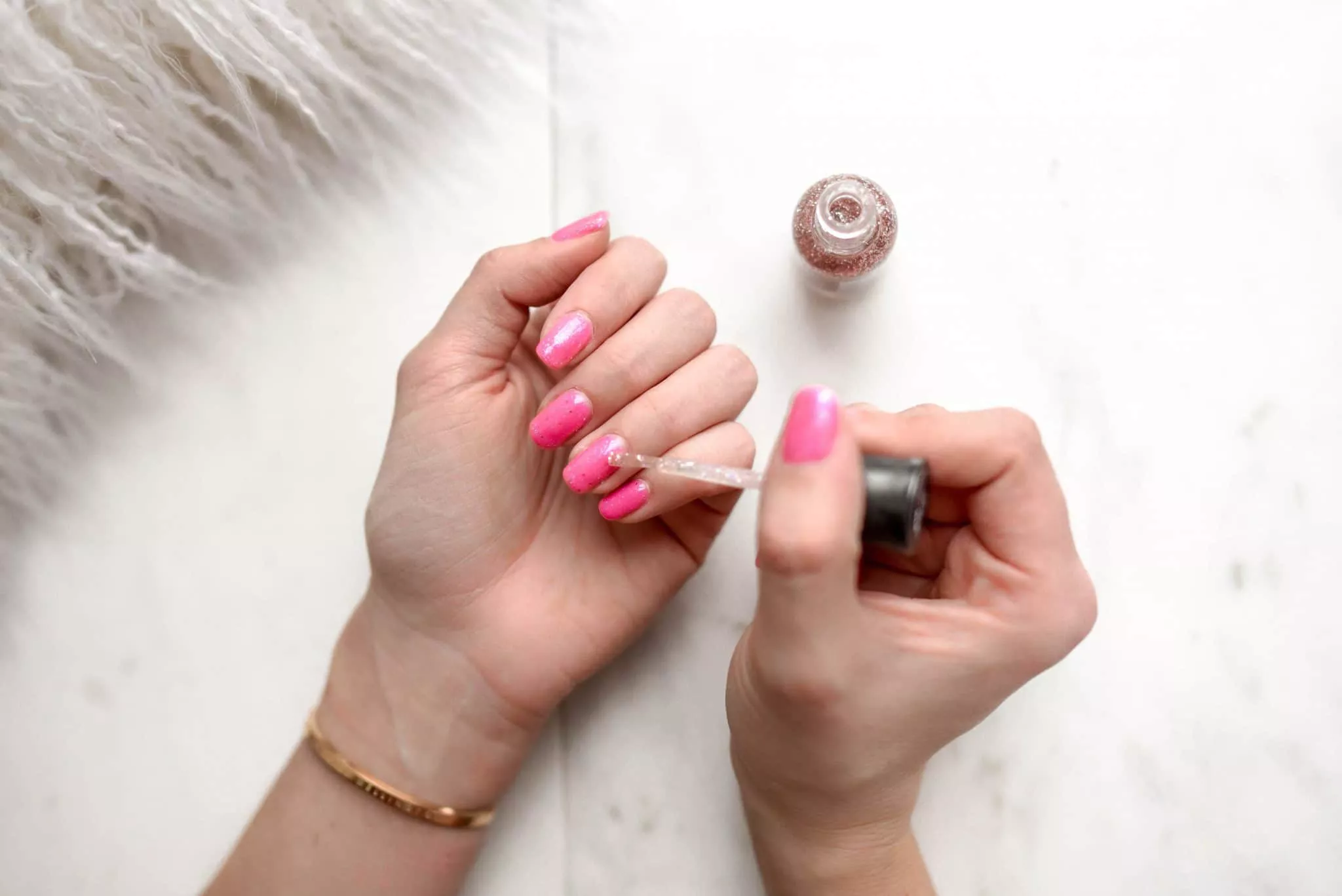 ¿Deberías dejar que una amiga practique hacerte las uñas en casa?