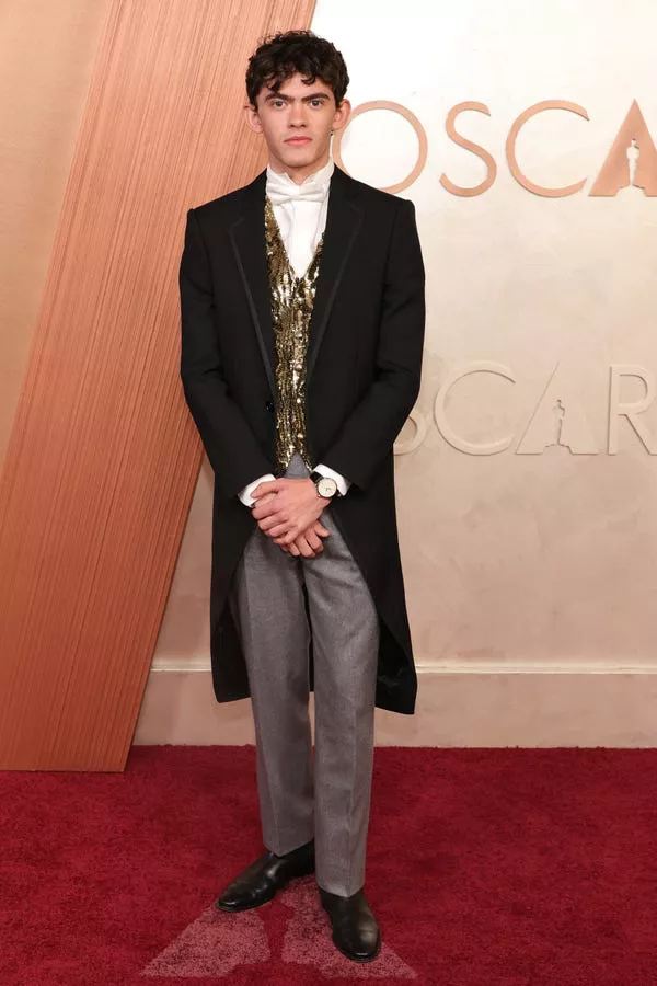 Joe Locke asiste a los Oscars 2025.