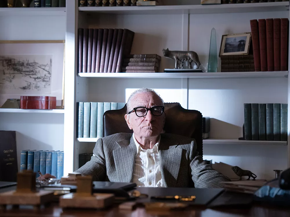 Por qué el drama criminal de Robert De Niro, 'Alto Knights', es un desastre en taquilla
