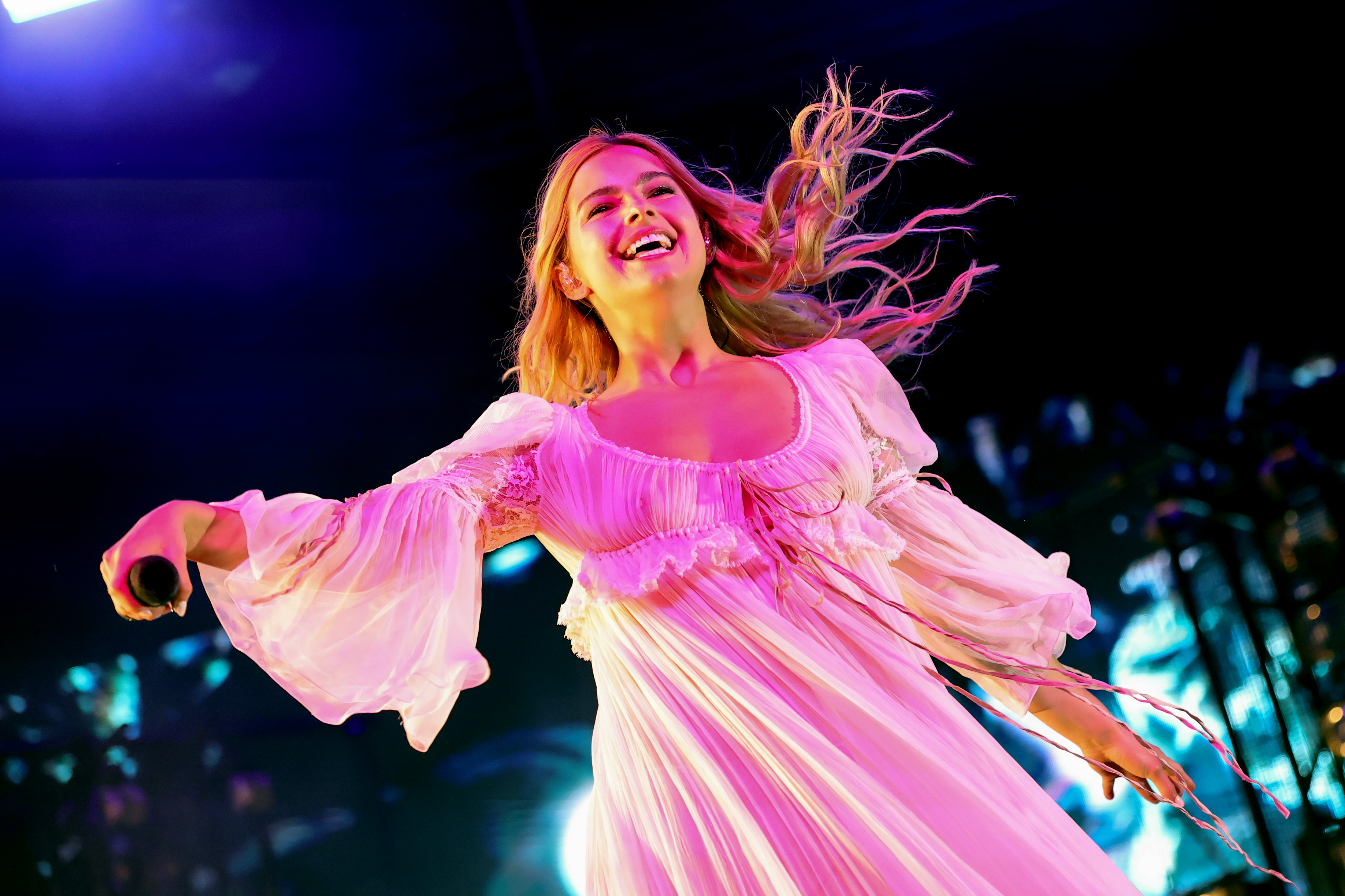 Análisis de la letra de 'Headphones On' de Addison Rae: Significado de la canción