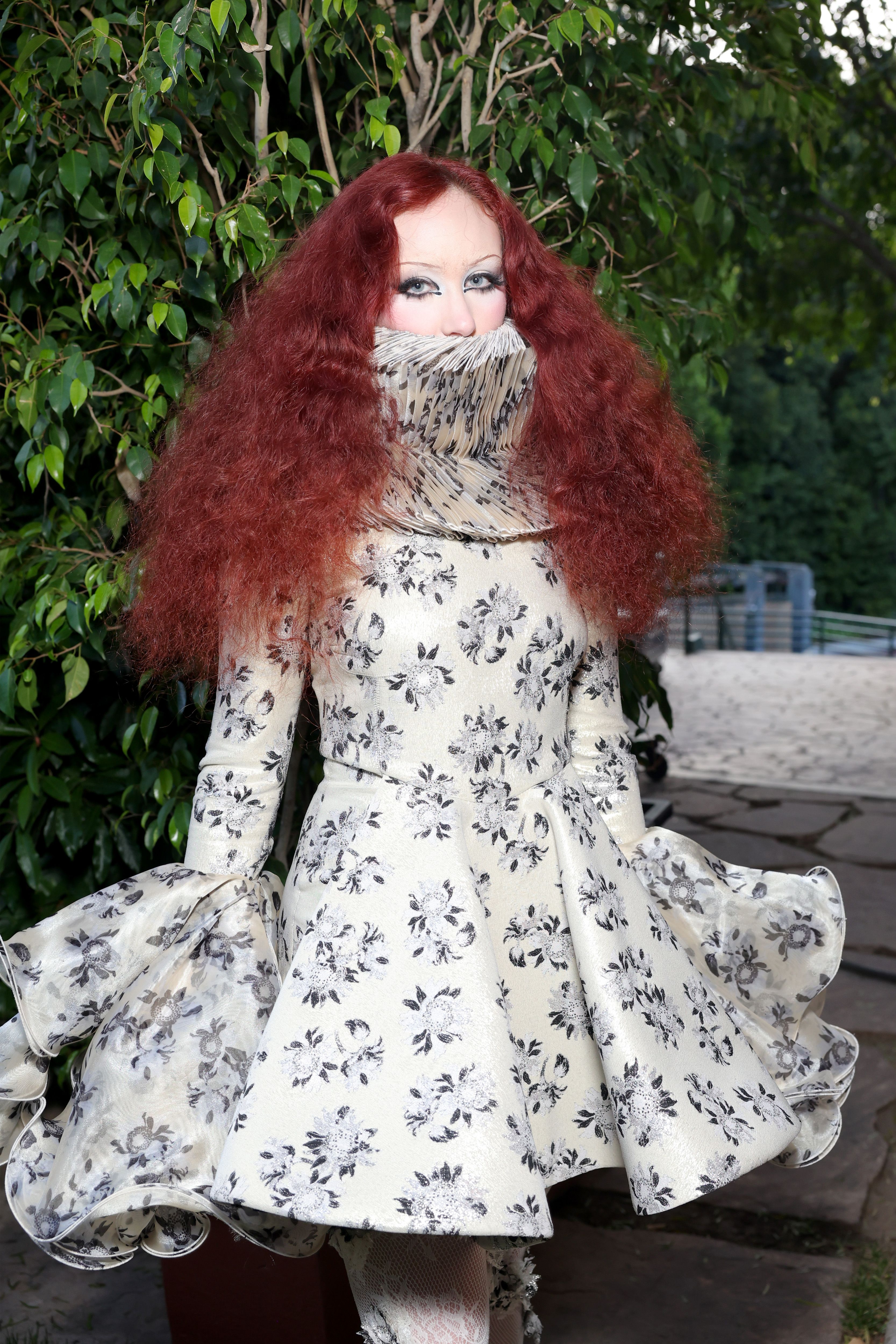 Chappell Roan Usó Un Vestido McQueen Que Cubría Completamente Su Boca
