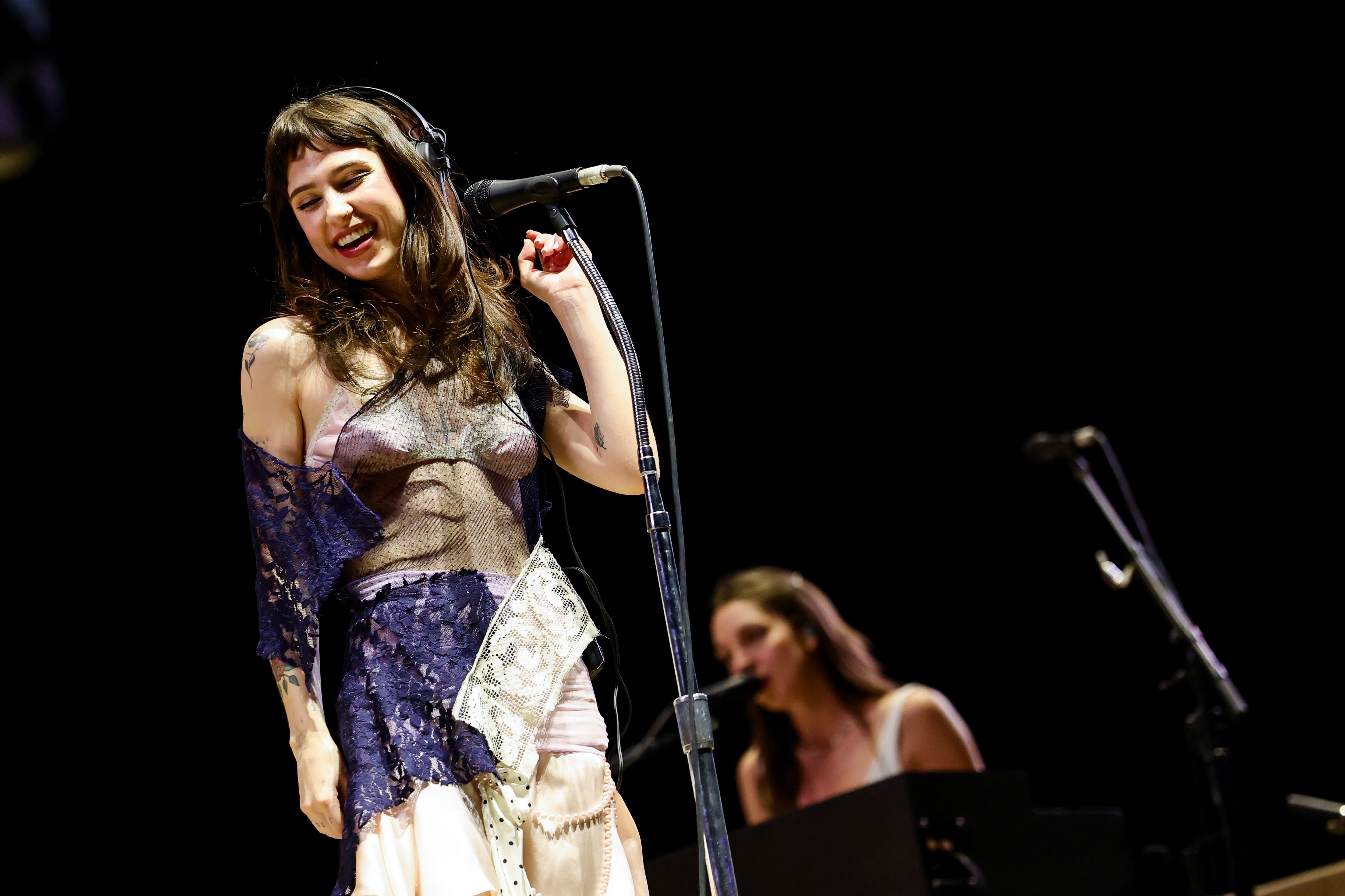 Clairo se Presentó en Coachella por Primera vez en 6 Años