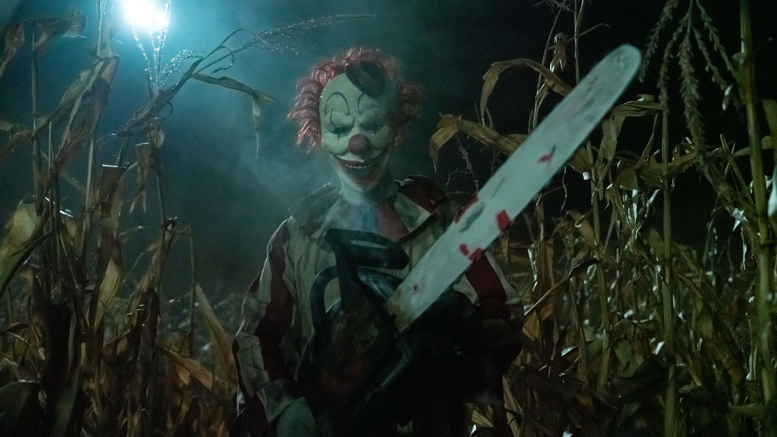 Cómo la sátira de terror 'Clown in a Cornfield' despliega el mayor giro desde 'Cabin in the Woods' para contar una historia sobre la dificultad económica