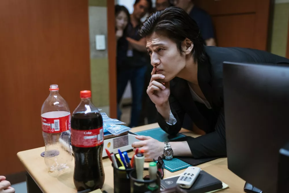 Kang Ha-neul en 'Yadang: The Snitch' lidera la taquilla surcoreana nuevamente