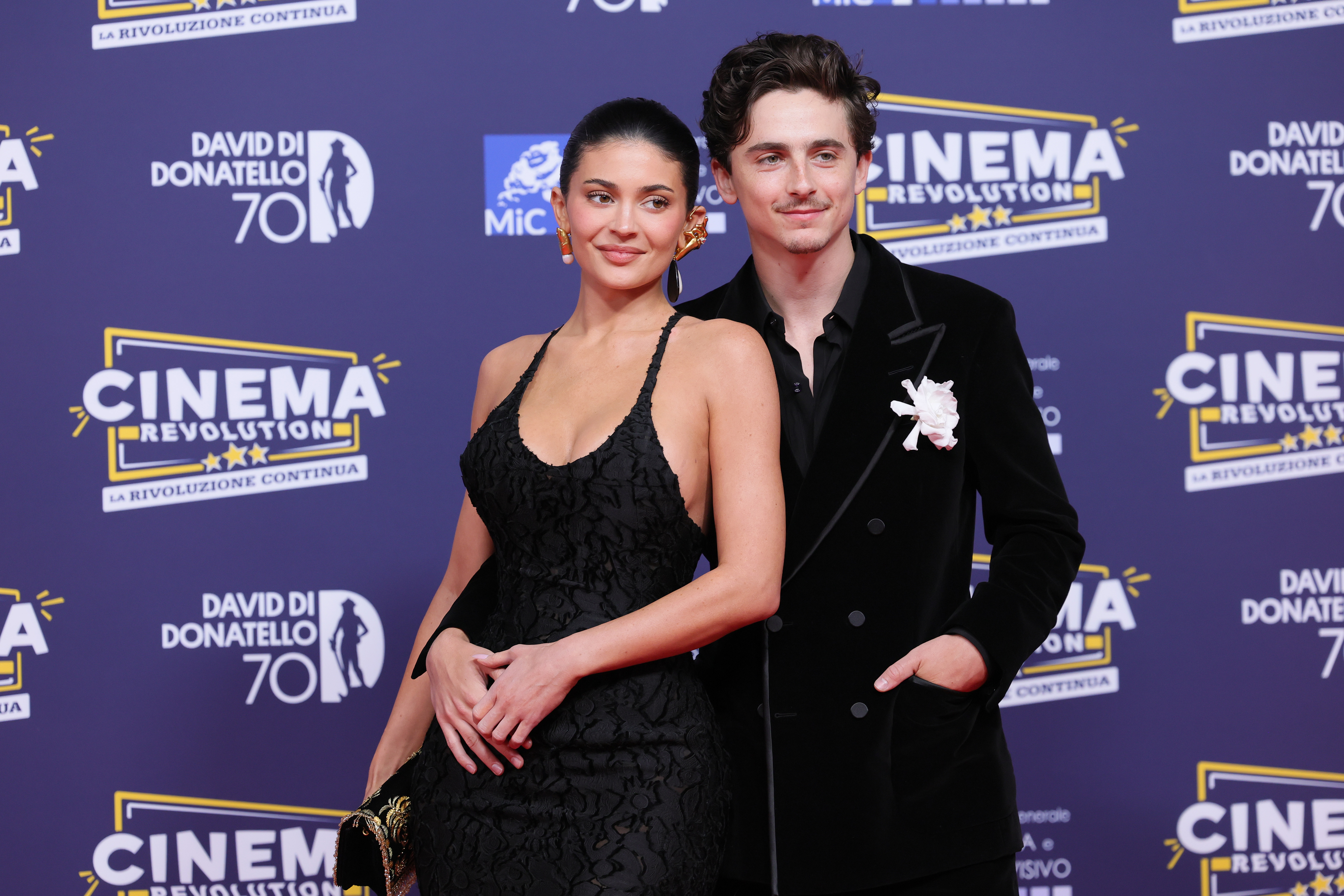 Kylie Jenner y Timothée Chalamet hacen su debut oficial en la alfombra roja: Fotos