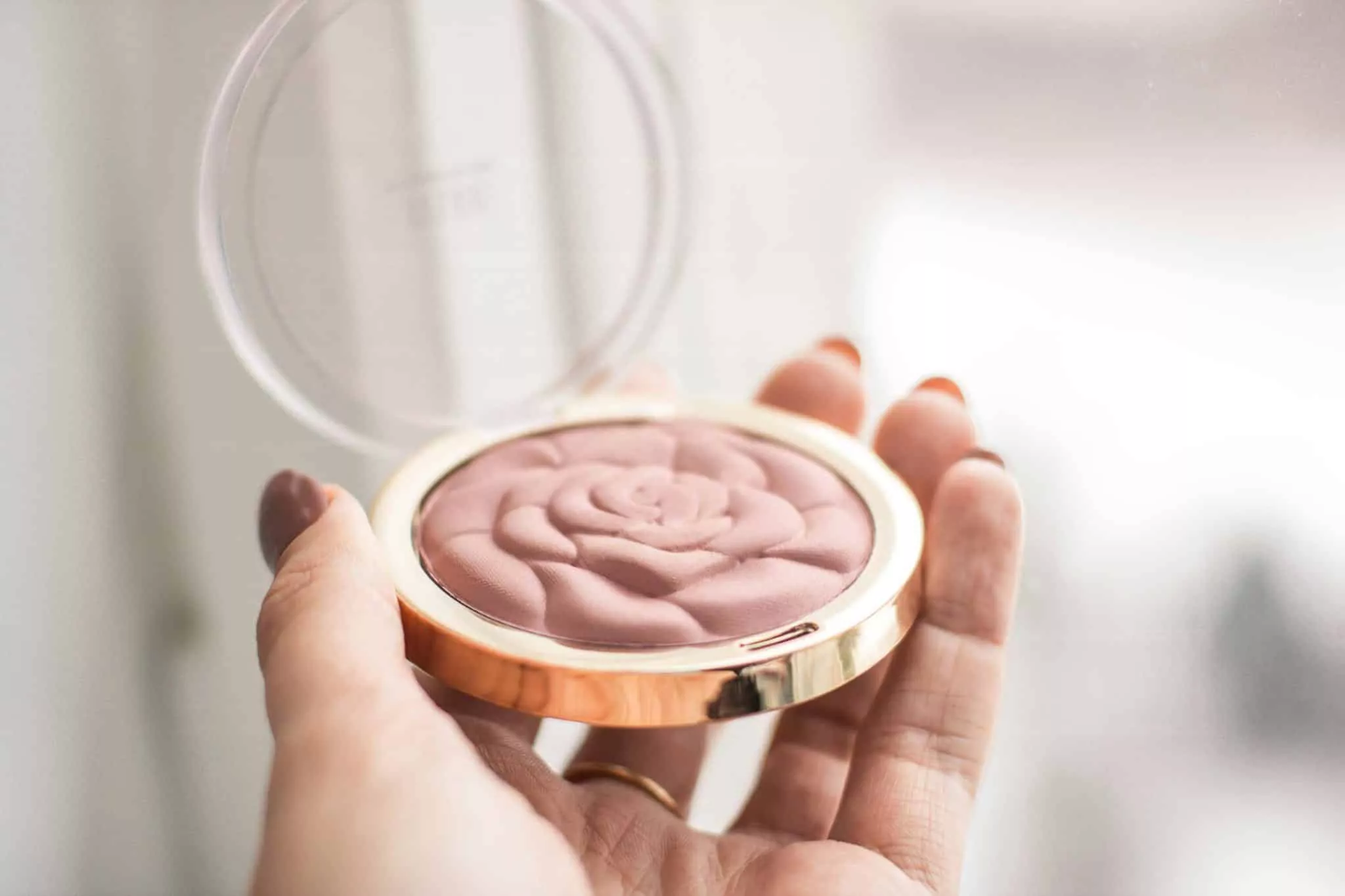 Menos es Más: 4 Consejos para Dominar el Look de No-Makeup Makeup