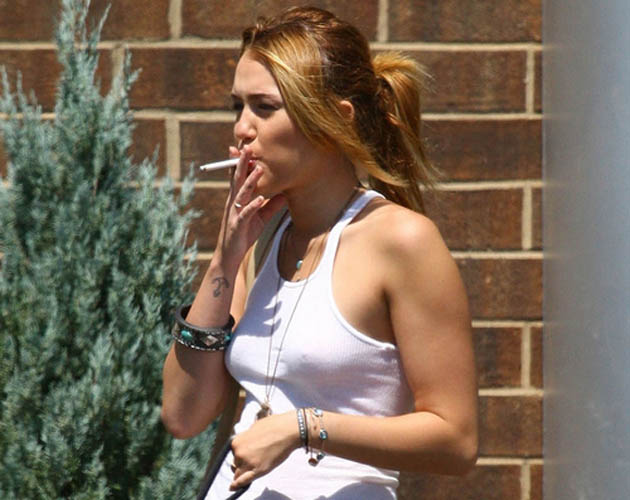 Miley Cyrus pillada fumando