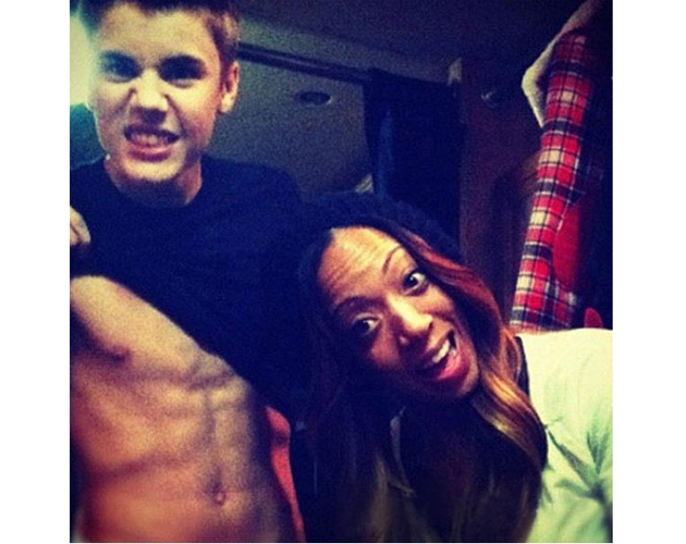 Justin Bieber vuelve a presumir de abdominales