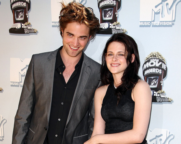Kristen Stewart se ríe de Robert Pattinson Kristen Stewart se ríe de Robert Pattinson