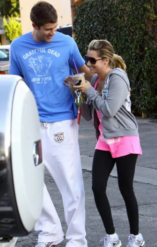 ash-tisdale-scott-gym-002