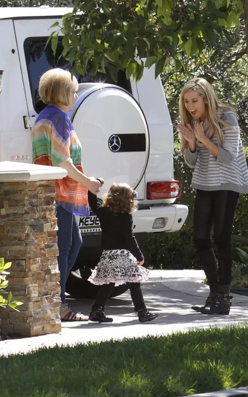 ashley-tisdale-100711-2