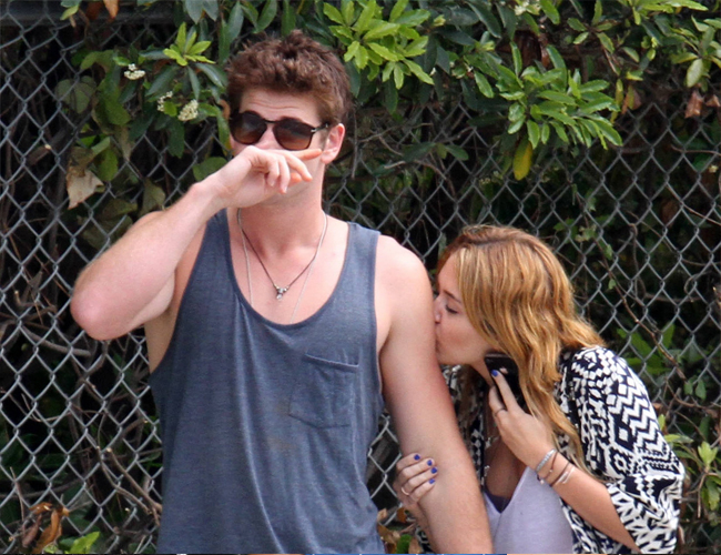 Miley Cyrus besa el bíceps de su novio Liam Hemsworth