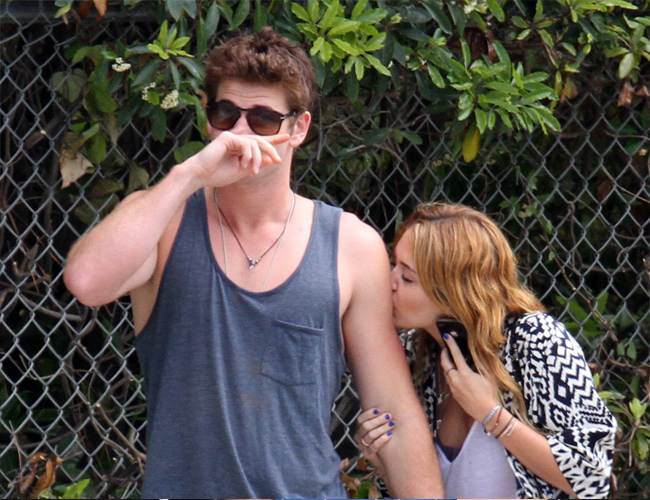Miley Cyrus besa el bíceps de su novio Liam Hemsworth Miley Cyrus besa el bíceps de su novio Liam Hemsworth