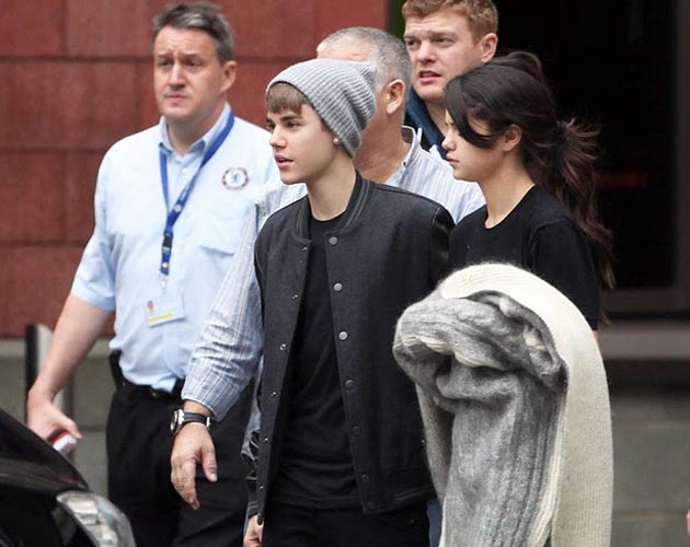 Justin Bieber y Selena Gómez salen a cenar por París Justin Bieber y Selena Gómez salen a cenar por París