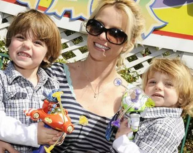 Britney Spears en el tour de Femme Fatale con sus hijos