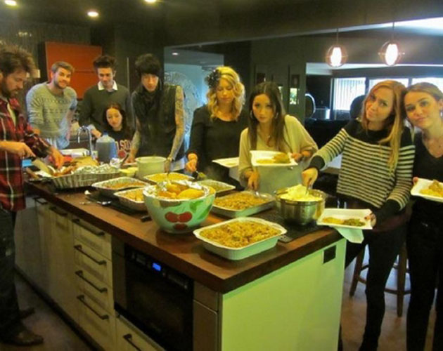 Miley Cyrus celebra el Día de Acción de Gracias con su familia Miley Cyrus celebra el Día de Acción de Gracias con su familia