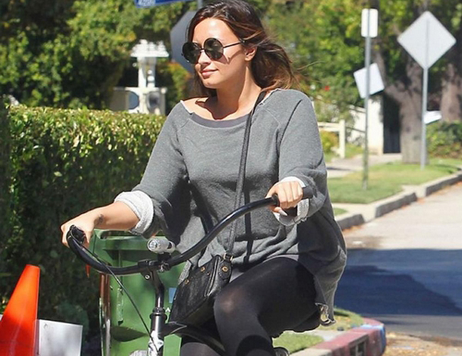 Demi Lovato muy contenta paseando en bicicleta