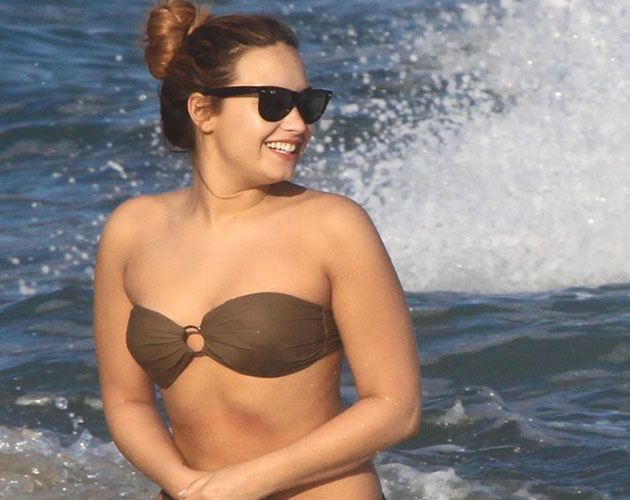 Fotos: Demi lovato luce cuerpo en bikini en las playas de Brasil