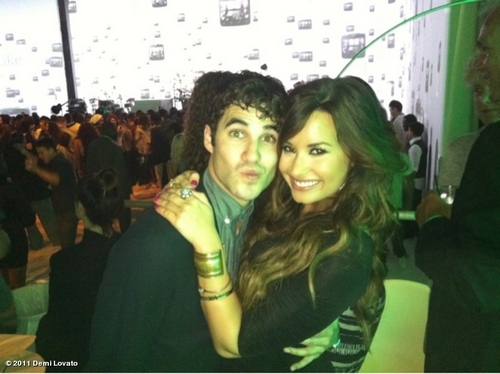 Demi Lovato en una foto con Darren Criss