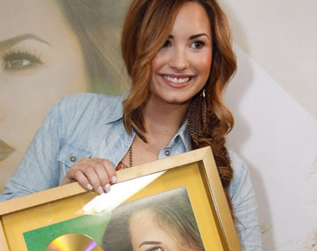 Demi Lovato recibe un premio por sus 20.000 ventas de "Unbroken" Demi Lovato recibe un premio por sus 20.000 ventas de "Unbroken"
