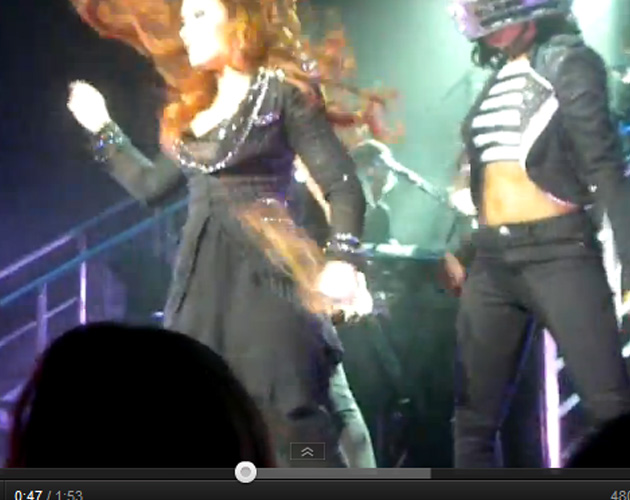Demi Lovato pierde el pelo en uno de sus conciertos Demi Lovato pierde el pelo en uno de sus conciertos