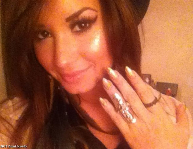Demi Lovato enseña sus uñas de señora Demi Lovato enseña sus uñas de señora