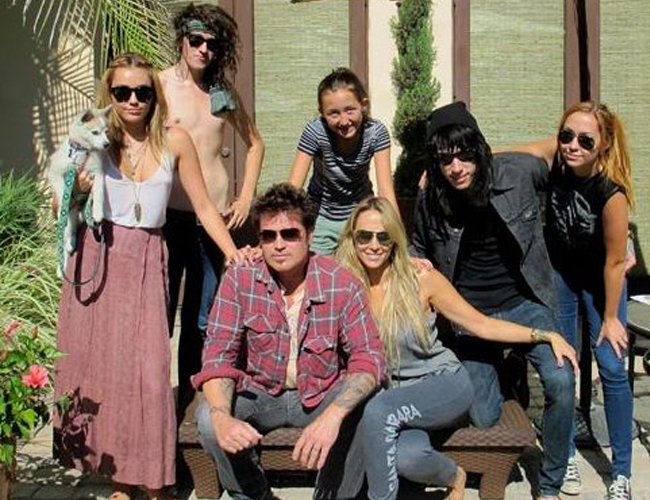 Nueva foto de familia del clan de Miley Cyrus Nueva foto de familia del clan de Miley Cyrus