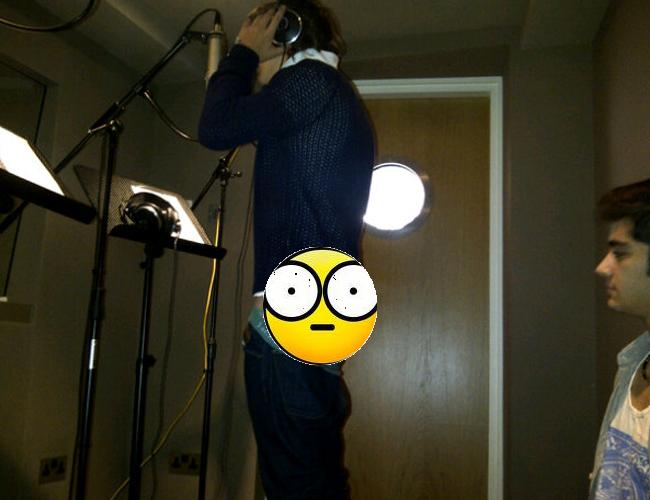 Harry Styles enseña el culo durante una grabación