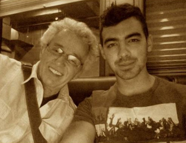 Joe Jonas se divierte con su abuelo Joe Jonas se divierte con su abuelo