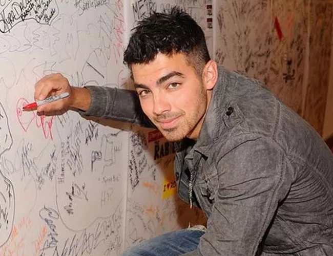 joe jonas fumando
