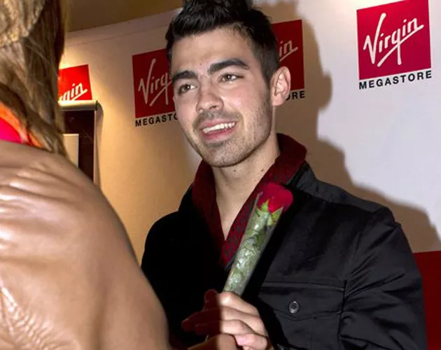 joe jonas paris 2