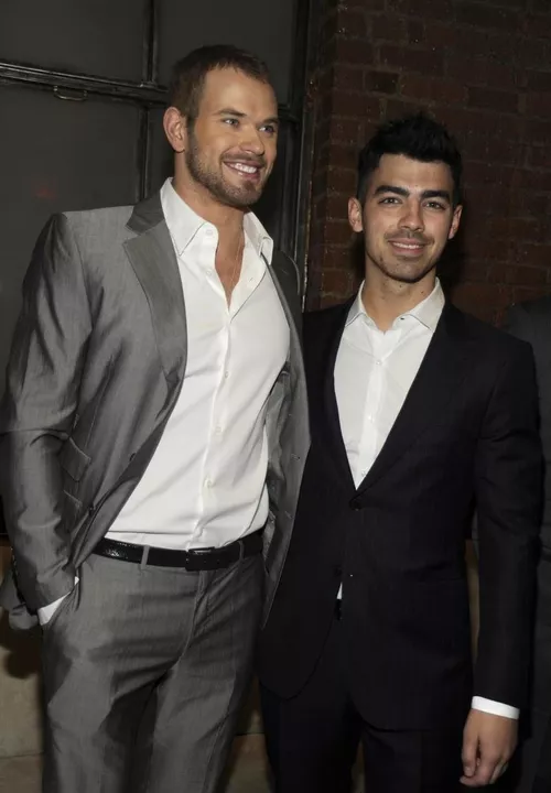 joe-jonas-simon-spurr-001