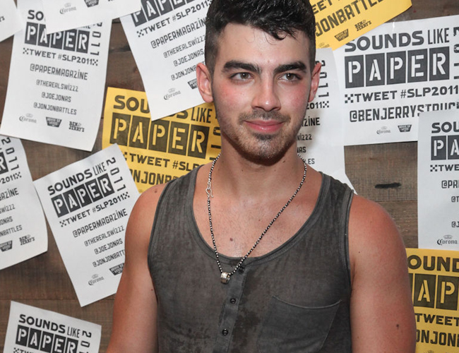 A Joe Jonas le gusta ponerse la ropa sucia A Joe Jonas le gusta ponerse la ropa sucia