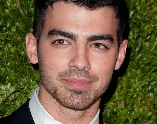 Joe Jonas con pajarita blanca en los Vogue Fashion Fund Awards Joe Jonas con pajarita blanca en los Vogue Fashion Fund Awards