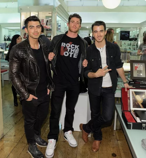 joe-kevin-jonas-rock-vote-005