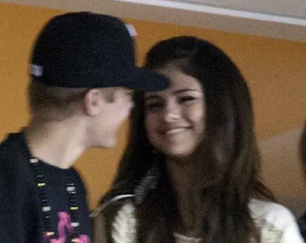 Justin Bieber y Selena Gómez juntos en la Final de la NBA