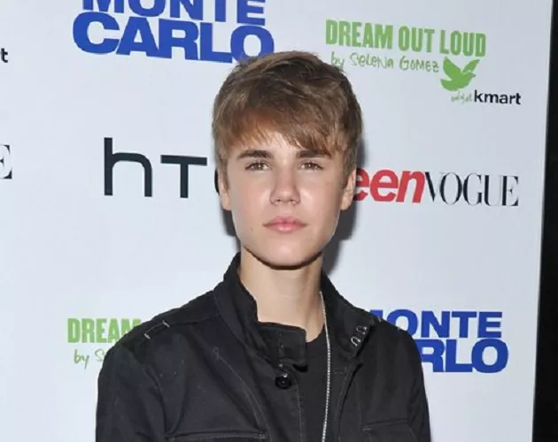 Justin Bieber es atacado durante la presentación de su perfume