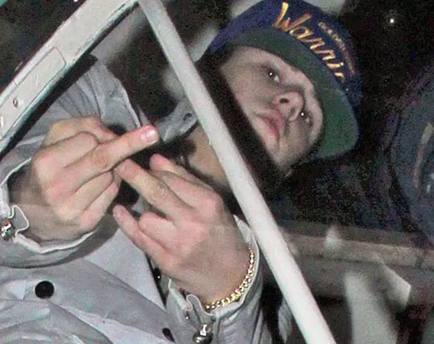 justin bieber dedo