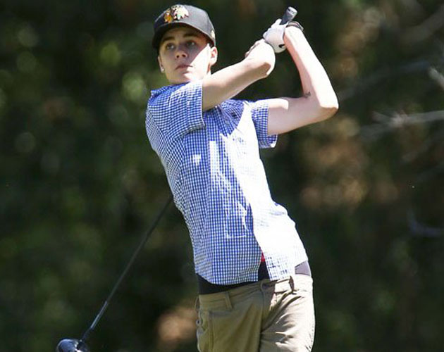 Justin Bieber también sabe jugar al golf